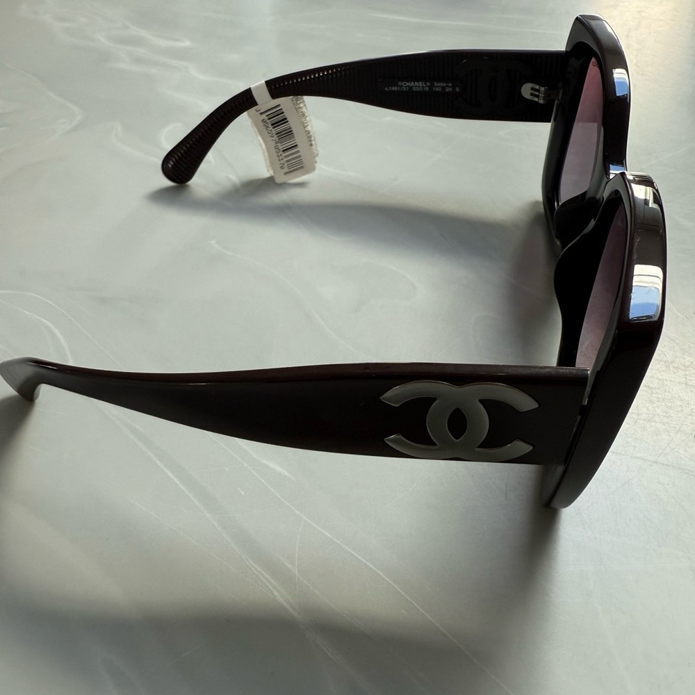 CHANEL Black Cat-Eye Sunglasses with Glossy Finish - Picture 3 of 5